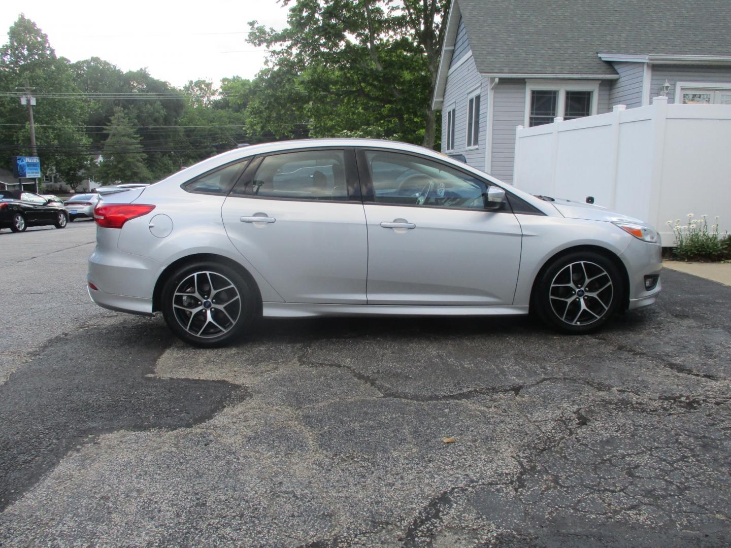 2016 SILVER Ford Focus (1FADP3F25GL) , AUTOMATIC transmission, located at 540a Delsea Drive, Sewell, NJ, 08080, (856) 589-6888, 39.752560, -75.111206 - Photo#9